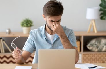 Computer Vision Syndrom (CVS): Bildschirmarbeit fordert die Augen